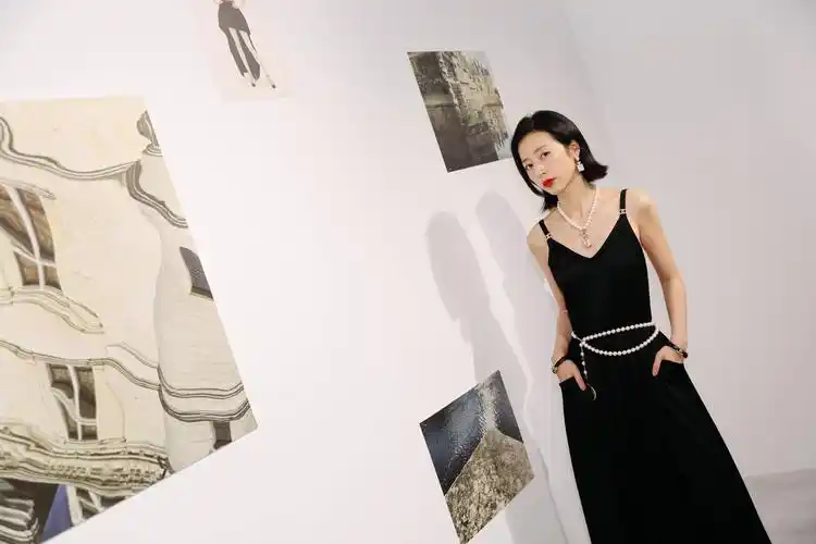 周雨彤参加时尚芭莎活动一抹绿色吊带连衣裙点亮夏日繁盛