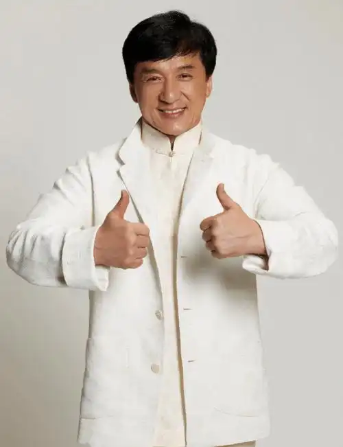 67岁成龙晒庆生照,称工作是对生日最大的尊重,顶着腰伤筹备新戏_大哥