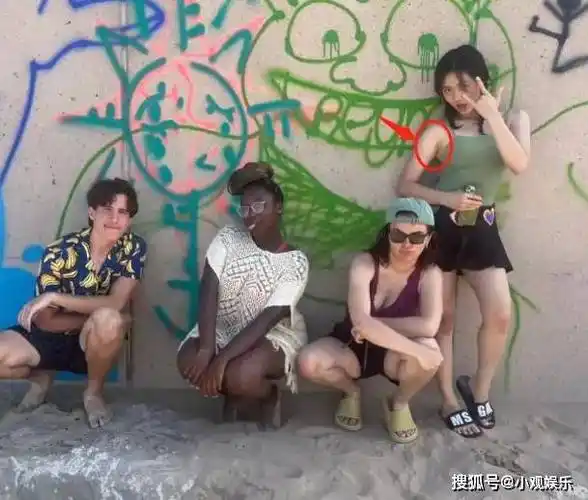 她爸爸是"黄磊",妈妈是"孙莉却在国外穿着暴露故意漏事业线为进娱乐圈