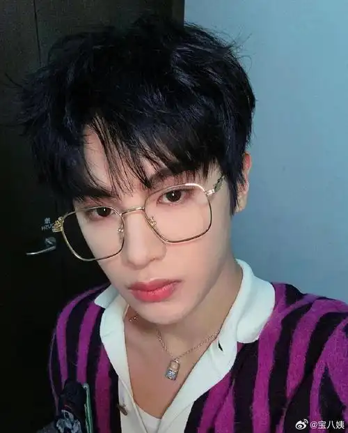 黄明昊多戴眼镜吧,好帅|黄明昊_新浪新闻