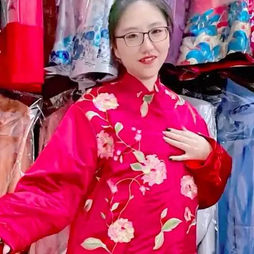 90后入殓师女孩直播中穿寿衣大方展示尊重这一行业