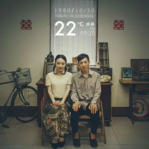 爸妈的结婚照,坐得像两个小学生.