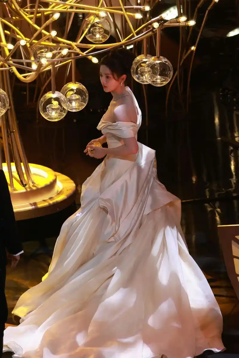 杨超越# 杨超越白色花苞裙好白