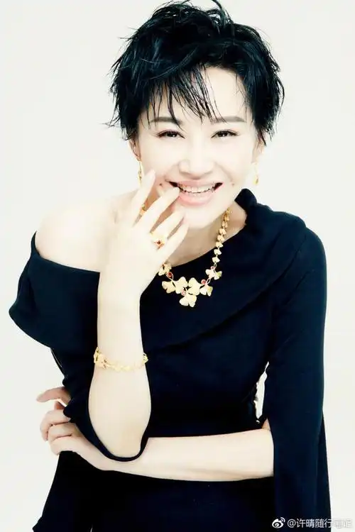 许晴笑容灿烂梨涡尽显 小露香肩皮肤光滑仍似少女