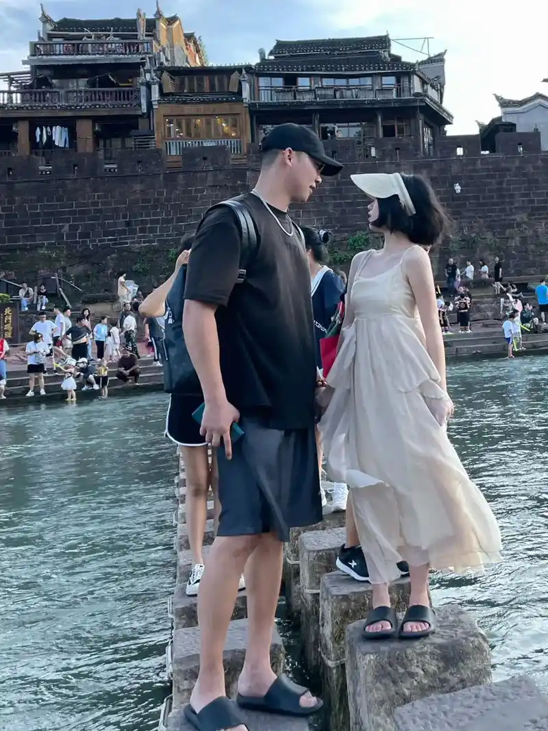 照片是爸爸拍的.#最萌身高差 #情侣日常 #体型差 - 抖音