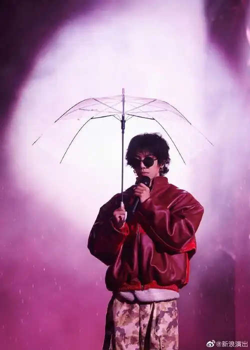 华晨宇演唱会雨中彩排##华晨宇成都演唱会彩排照