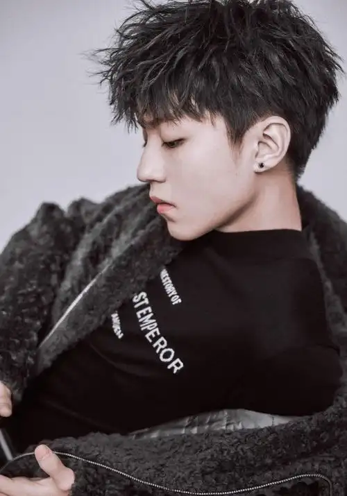 王俊凯一张脸戴四副墨镜承包网友今日笑点期待节目播出