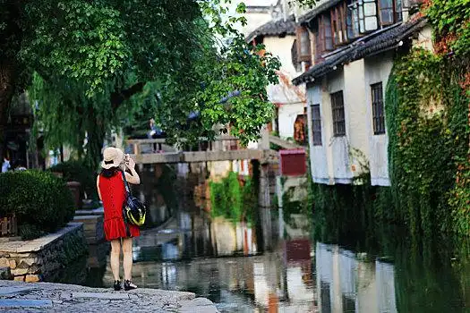 周庄古镇,女游客,背影