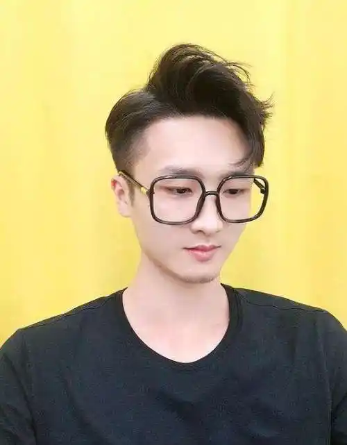 款的男生短发造型,喜欢哪款直接安排,要变男神,就差一款帅气的发型了!