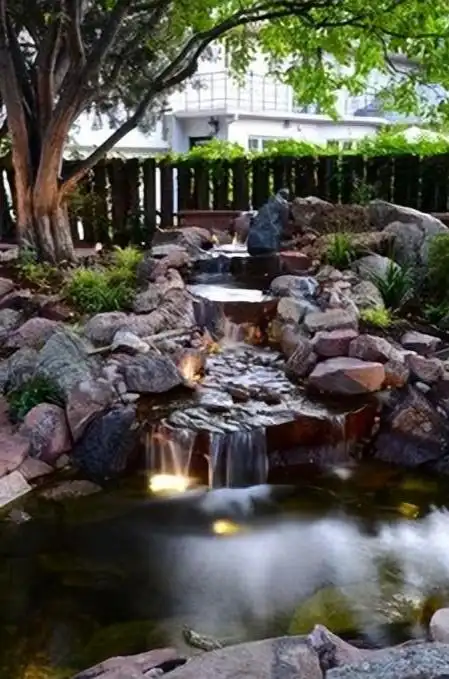 每当我们看到下面这种小溪流水的美景时,总会产生一种对大自然的向往