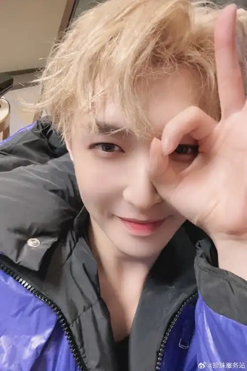 张艺兴挑眉wink#super idol 的笑容,就属82最甜,各位走过路过的