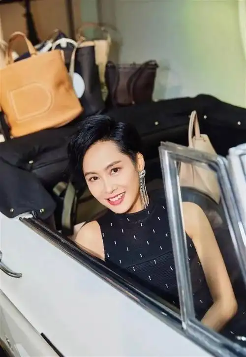 51岁朱茵复出拍新剧 身材fit爆宛如少女