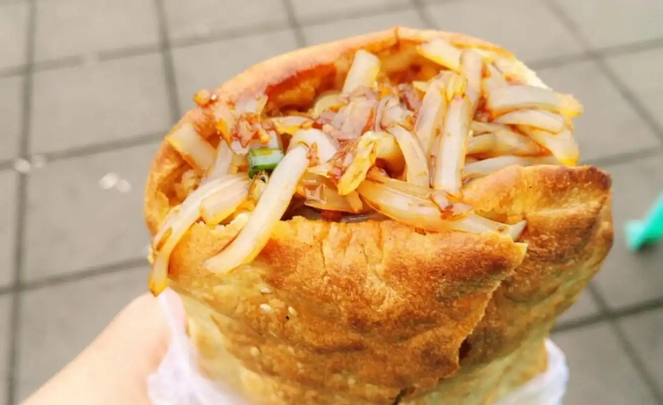 重逢巴蜀# 四川锅盔灌凉粉是一道夏季解暑又解饱的美食.