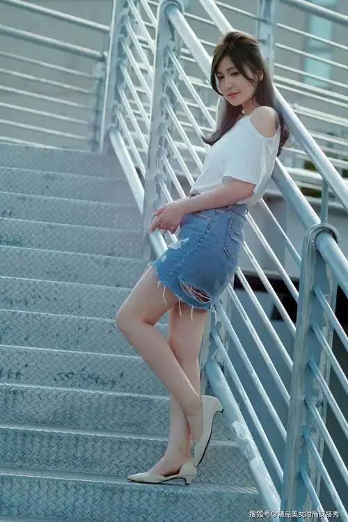 牛仔裙作为本季大热的流行单品,好穿又青春,每个姑娘都能轻松穿