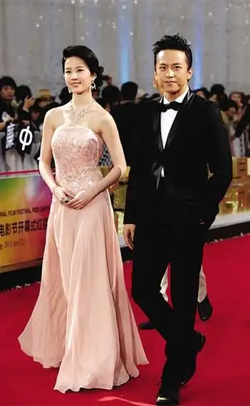 《四大名捕》剧组,刘亦菲,邓超走上红毯.