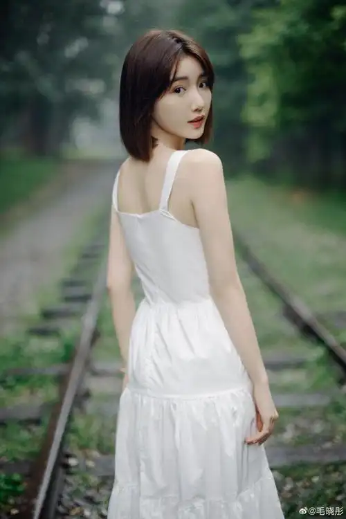 毛晓彤白裙短发清新脱俗,小家碧玉美如天仙,跳绳走铁轨引回忆杀