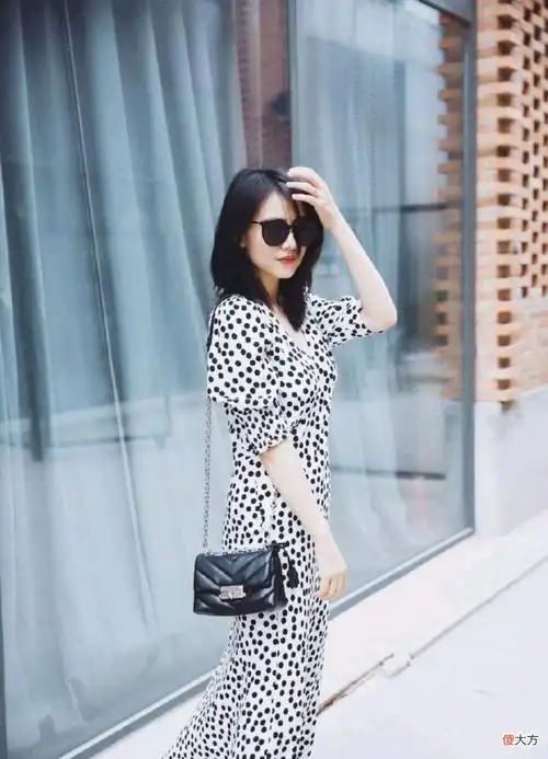 高圆圆身上背的这挎包虽然是黑色 , 但是搭配这条连衣裙之后却有种相