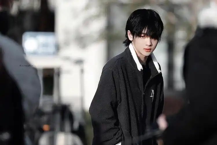 某个傻逼楼主拉黑我了但我还是要说周震南哪怕头发