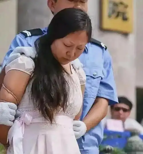 2009年,韩峰被押赴刑场执行死刑的照片,神情忧郁闭着眼睛低下头|罪犯