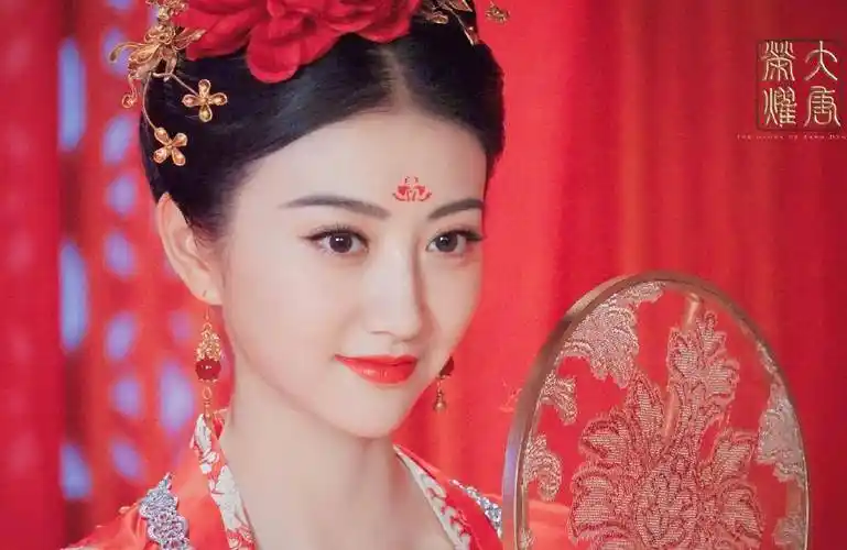 回顾当年的《大唐荣耀》,景甜头顶大红牡丹绝美,不愧人间富贵花_观众