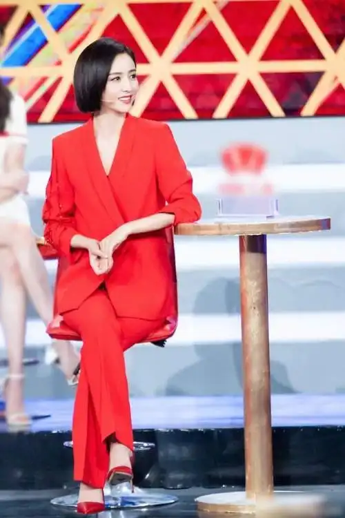 佟丽娅亮相央视舞台!红西装配短发变飒姐,杨幂穿裙秀腿都不敌她