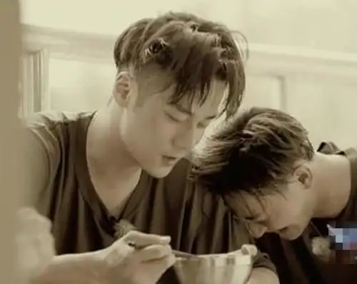 蒋劲夫"激吻"黄子韬 男友力爆棚