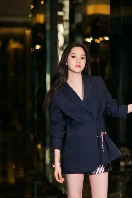 欧阳娜娜真潮啊穿着老爸的西装走机场这衣品00后小花里少见