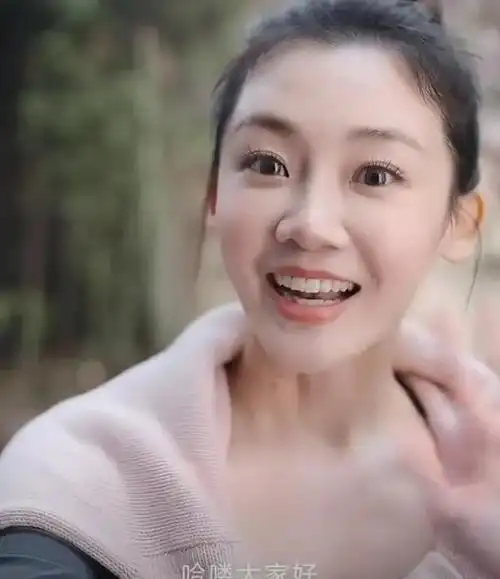 郑恺老婆挑战高难度瑜伽,轻松完成空中一字马,纤瘦苗条又美又飒