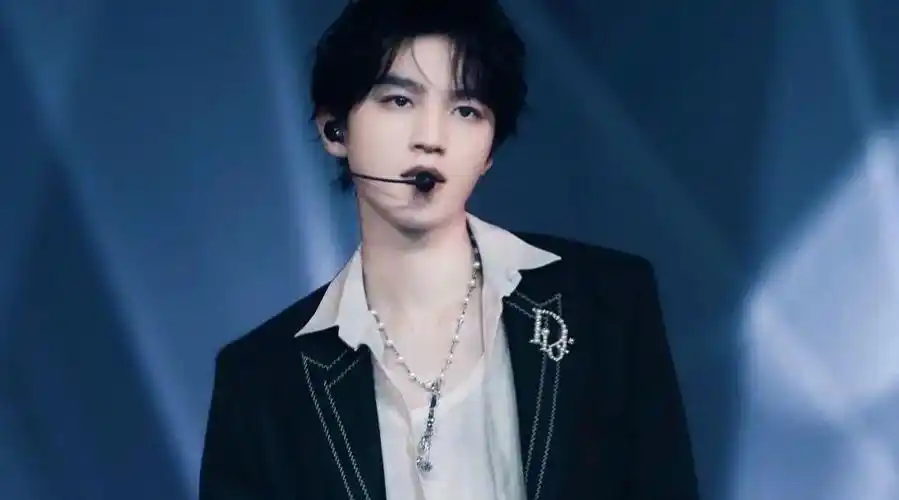 王俊凯舞姿#  当我拿出@tfboys-王俊凯全开麦唱跳舞台《beautiful》