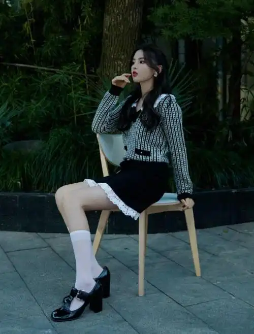 杨超越直角腿走红网络侧面无丝毫赘肉体重一看就没过百