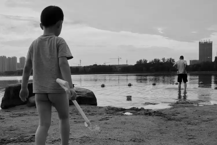 光屁股的小男孩