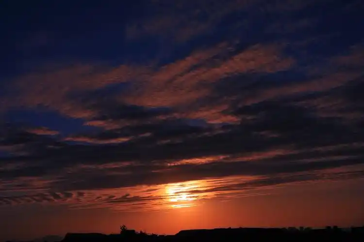 傍晚的夕阳好美!下班匆匆赶回家拿起相机跑到山上,拍了一组晚霞.