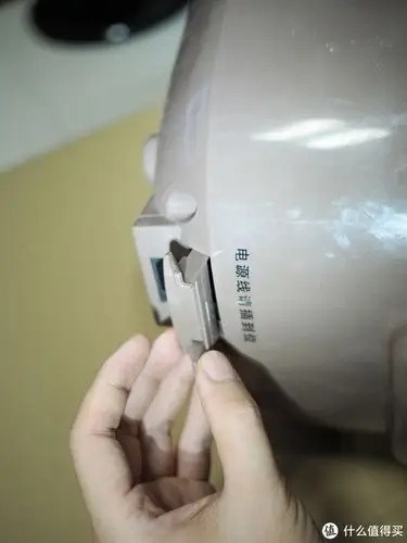 首先是电饭煲提手的拆卸.1.