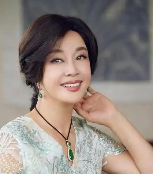 69岁"老丫头"刘晓庆近照曝光,网友辣评:岁月是一把"杀猪刀"