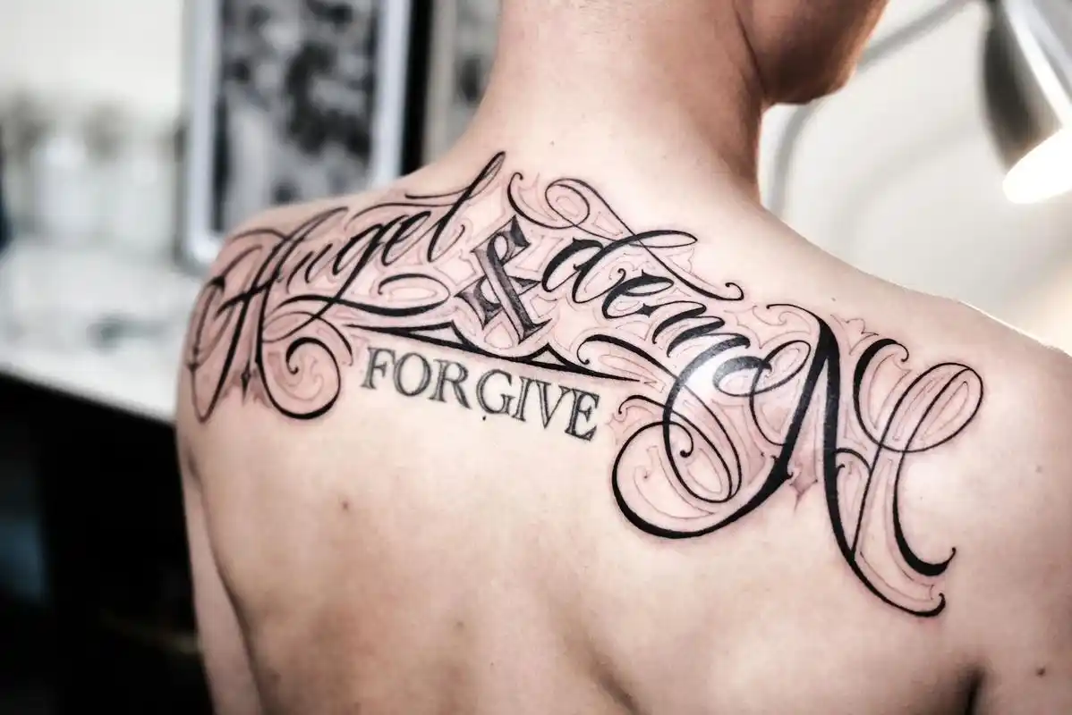 男生后背花体字纹身设计 这次的添加设计是简单干净的感觉,耗时3.