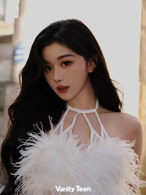 孔雪儿身上有一股反差感形成的巨大吸引力,由内向外,迷人又可爱