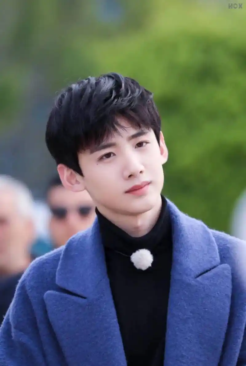 这是位图c的老照片——一张白敬亭穿着小裙子的照片.