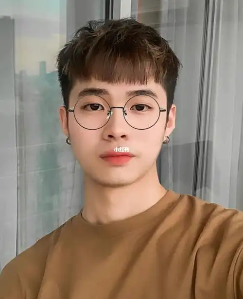 这边有人是喜欢戴眼镜的男生吗