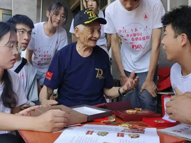 00后大学生走访慰问抗美援朝老兵_小队_何老_故事