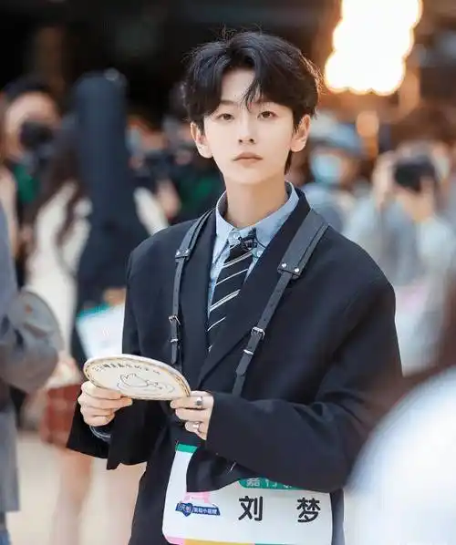 换发型堪比整容?当刘梦挑战"大波浪"造型,没想到成练习生中最美的