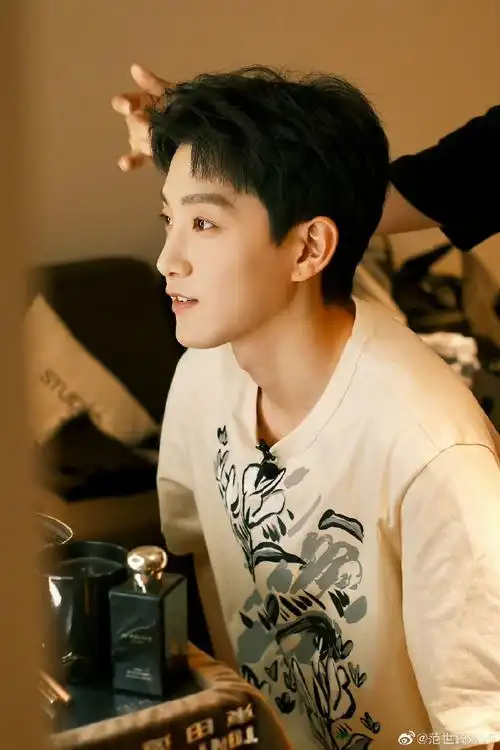 三宫格帅气怼脸拍好绝,这个喉结嘶哈嘶哈#范世琦520营业照