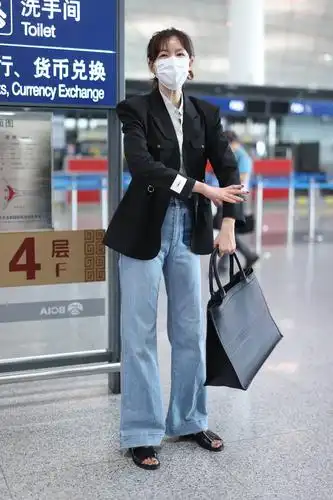 两人恩爱似连体婴. 李艾身穿高腰牛仔秀无敌大长腿. 李艾造型帅 ..