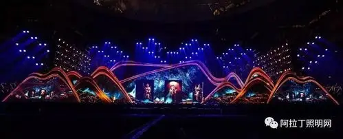 舞美效果图舞台造型似中国传统绘画中水墨画里绵延起伏的山峦.