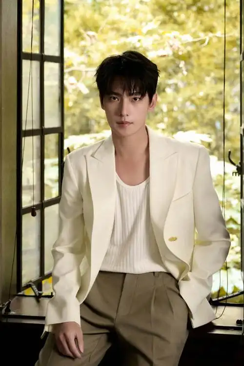 这脸帅的很直观给我帅完了,下次演个民国剧来看看呢#杨洋金扣西装