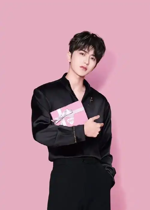 蔡徐坤隔空点亮水立方#@蔡徐坤粉色大片也太绝了,不论是白色西装还是