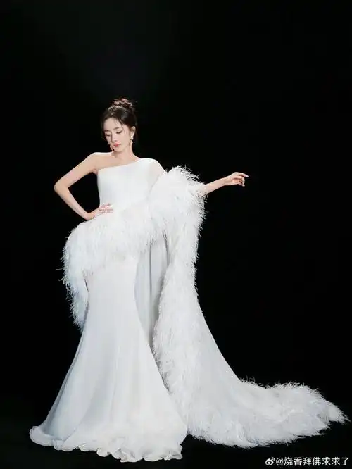 杨幂身着白色羽毛高定礼裙亮相爱奇艺尖叫之夜|杨幂|爱奇艺_新浪新闻