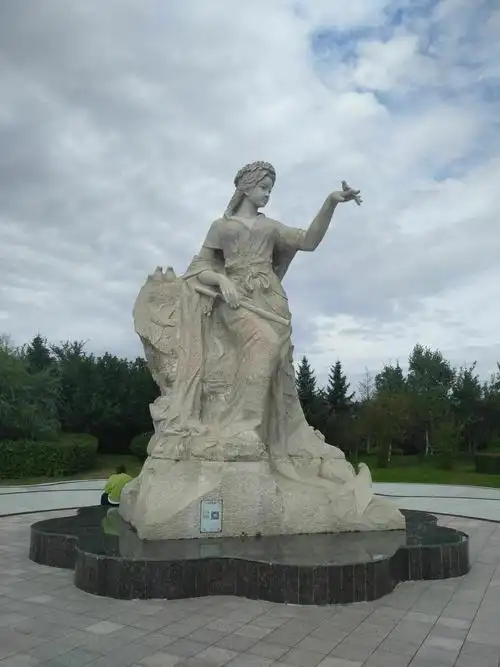 红罗女文化园就位于镜泊湖景区吊水楼瀑布的后面,整个文化公园的中间