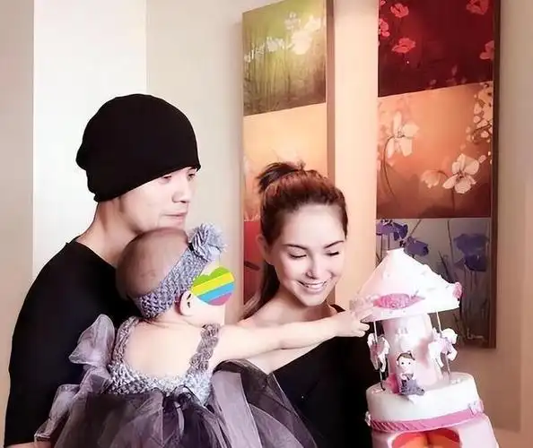 周杰伦45岁生日昆凌晒全家福庆生,一双儿女露正脸都像妈妈颜值高