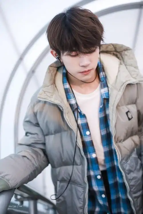 易烊千玺超话2020 /0117 /200117长沙飞北京藤蔓#易烊千玺电影小小的