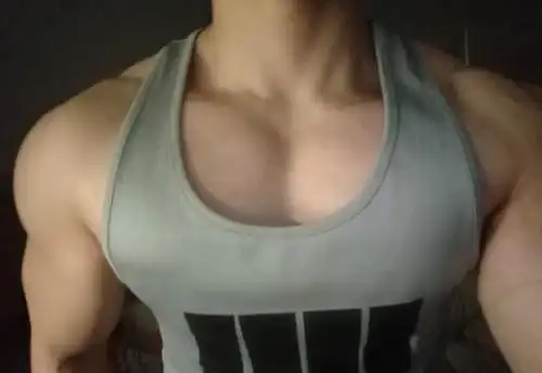 男生的胸肌可以练到多大?这些照片告诉你,5个动作,练出大胸肌